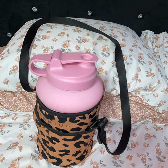 HydroJug Pro in the color Berry - Picture 5 of 5